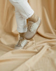 artie leather saddle shoe in color sand fog