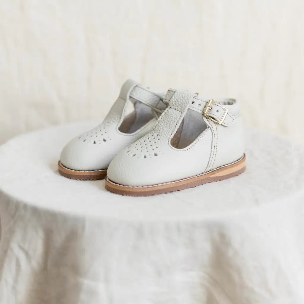 greta leather t-strap in color fog