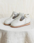 greta leather t-strap in color fog