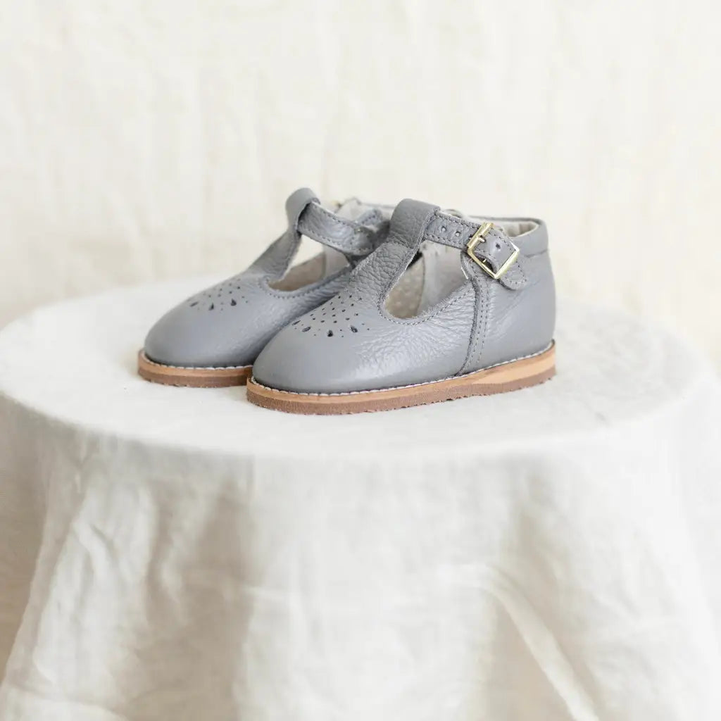greta leather t-strap in color heron