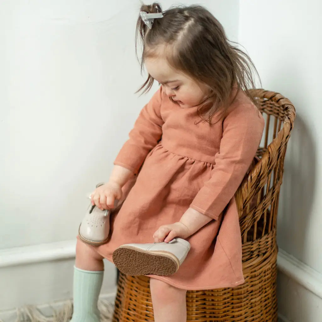 greta leather t-strap in color sand