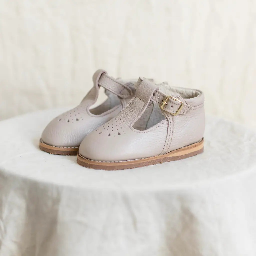 greta leather t-strap in color sand