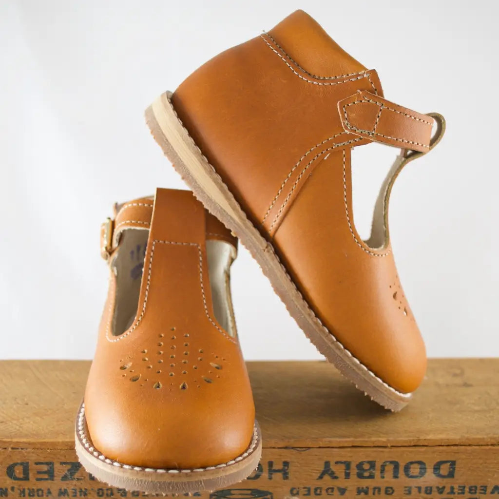 greta t-strap in warm brown, carmel leather