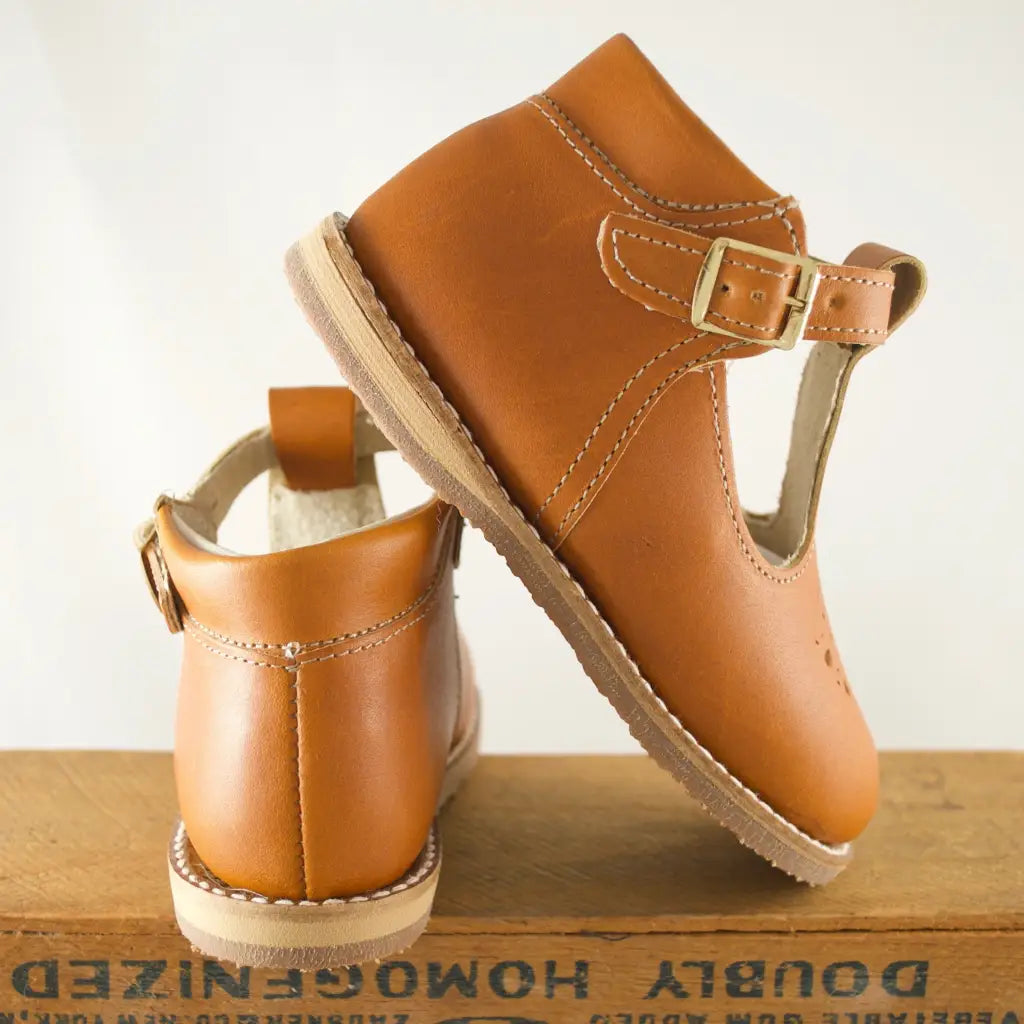 greta t-strap in warm brown, carmel leather