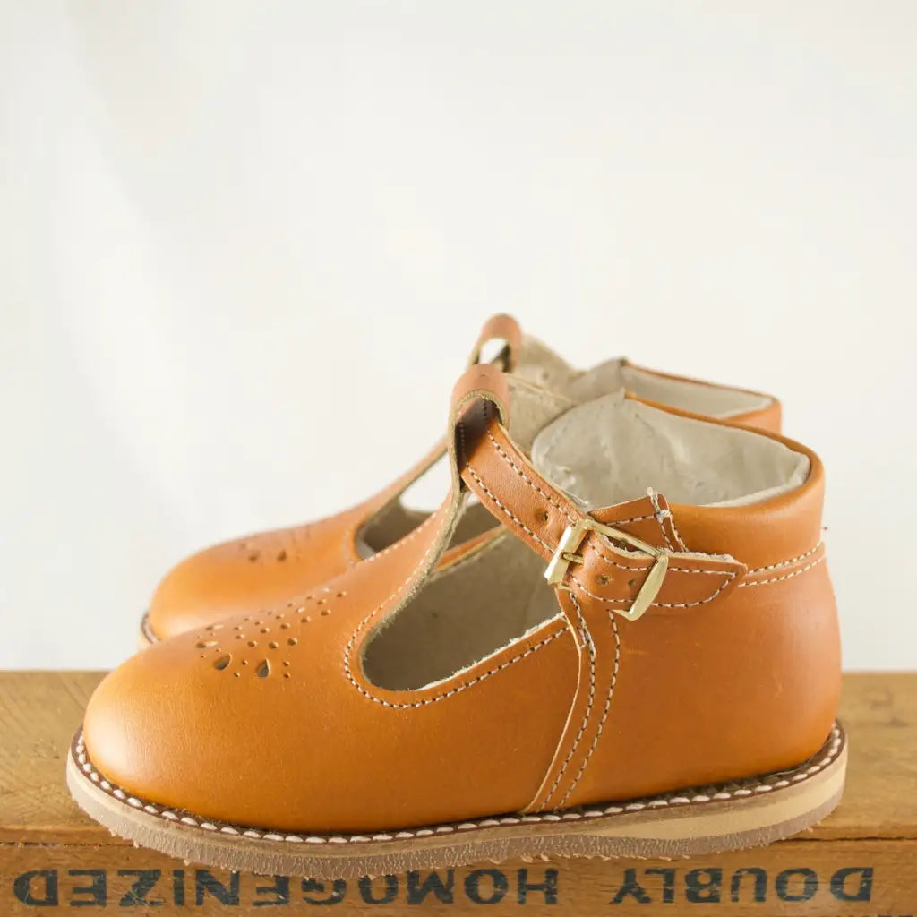 greta t-strap in warm brown, carmel leather