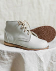milo leather boot in color fog