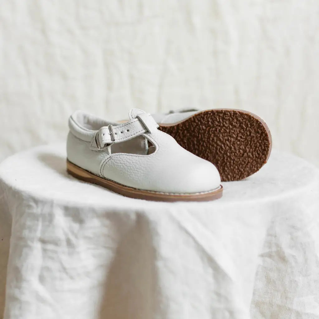 miriam leather t-strap in color fog
