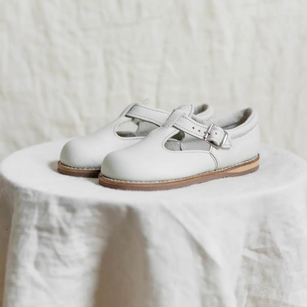 miriam leather t-strap in color fog