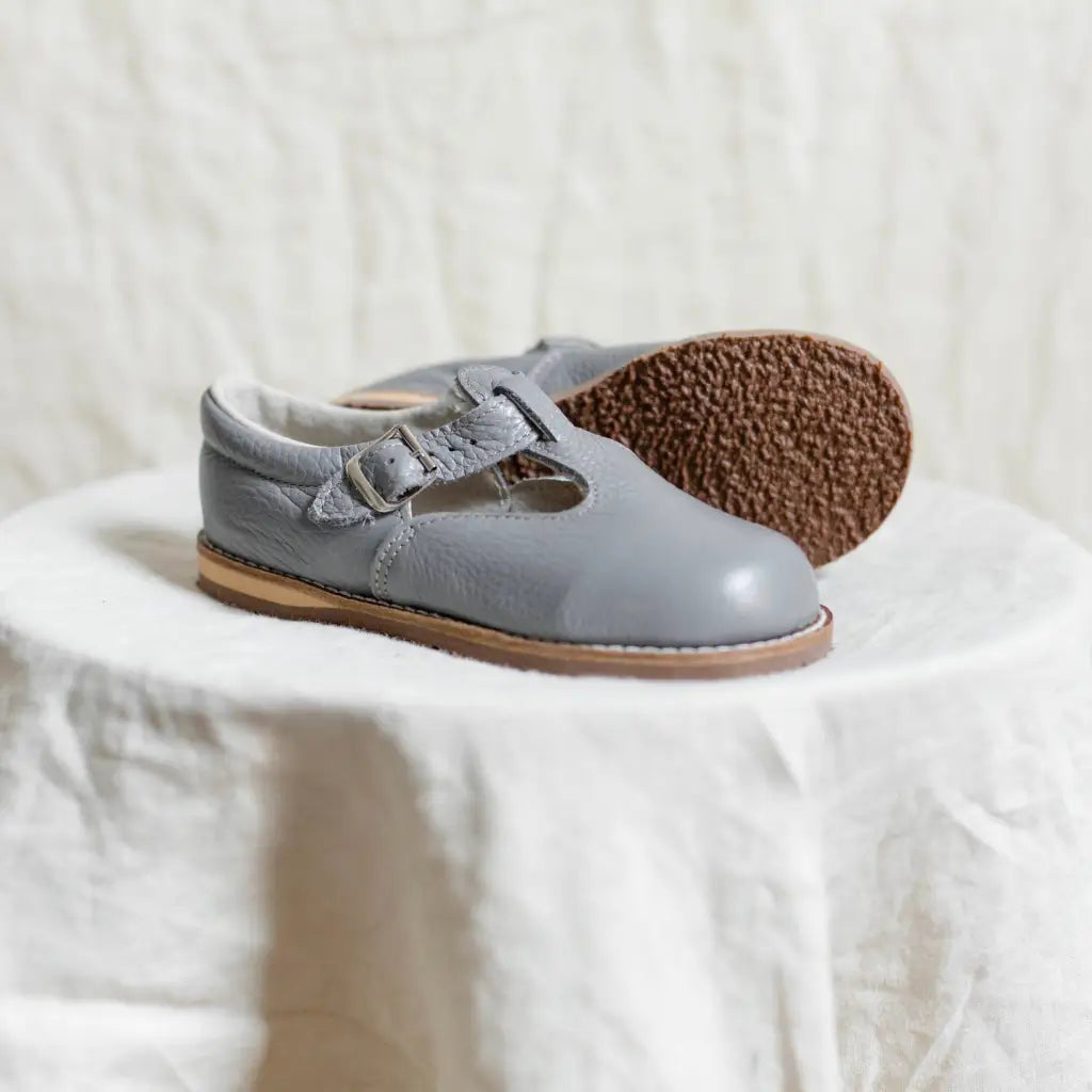 miriam leather t-strap in color heron