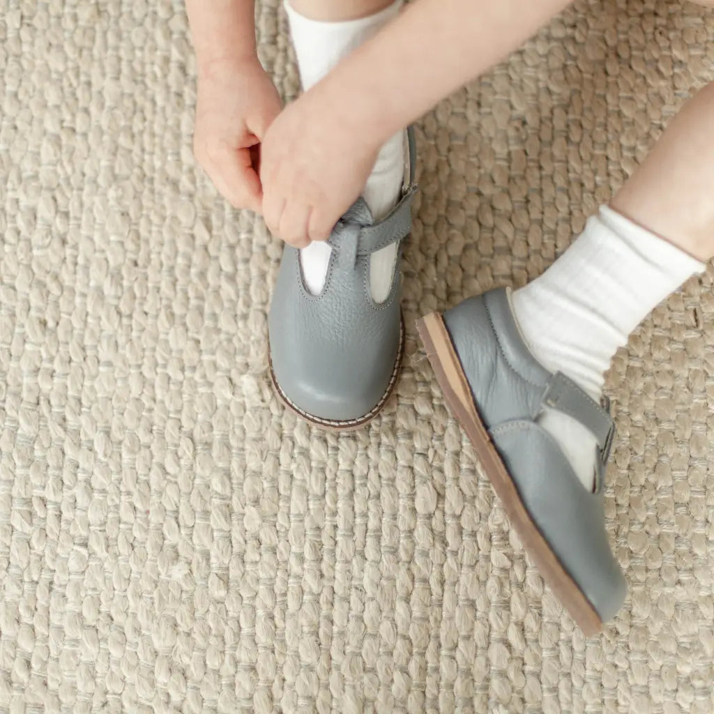 miriam leather t-strap in color heron