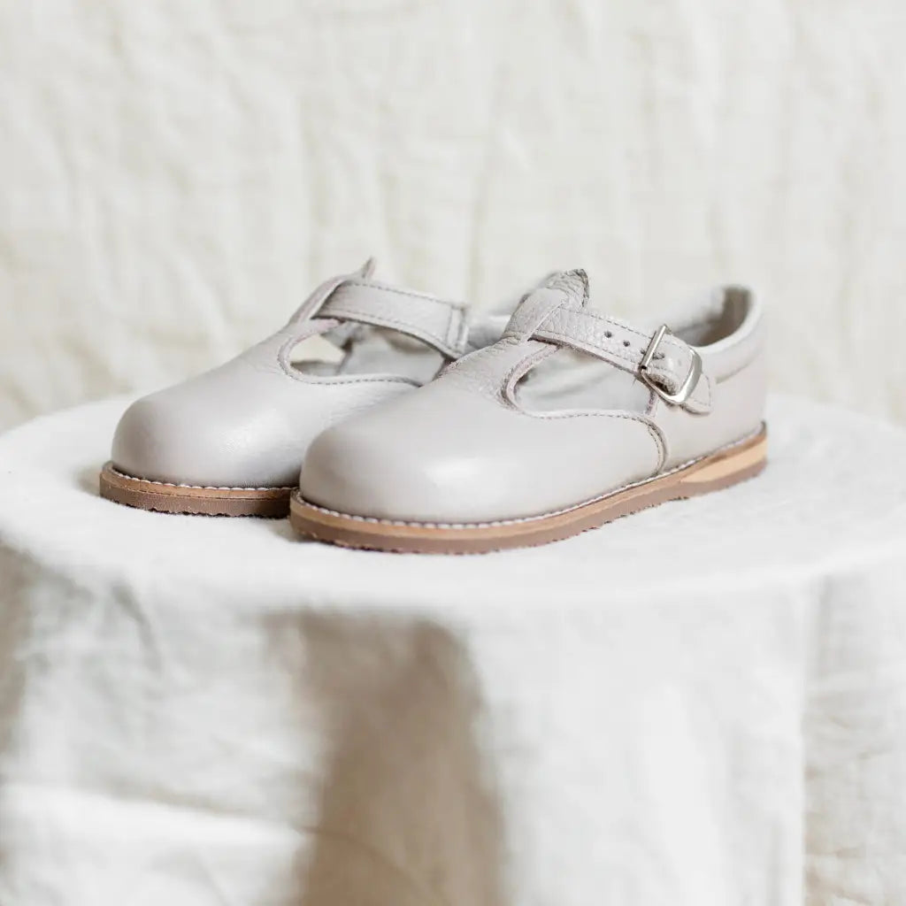 miriam leather t-strap in color sand