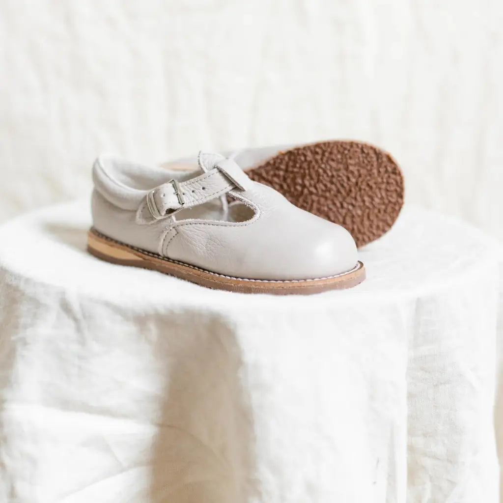 miriam leather t-strap in color sand