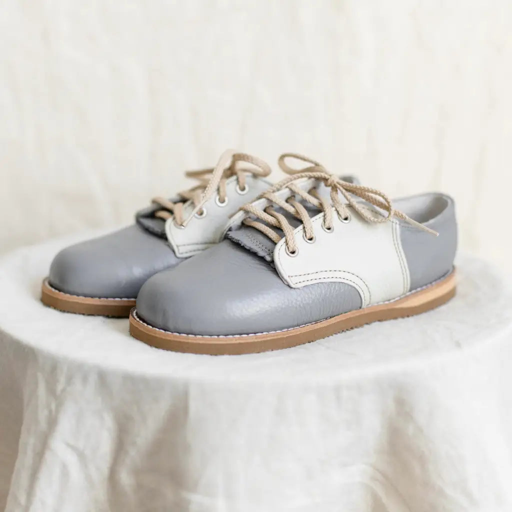 artie leather saddle shoe in color heron fog