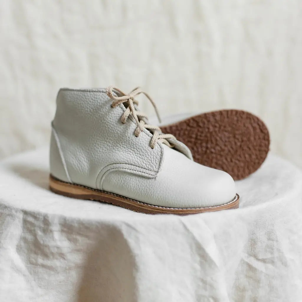 milo leather boot in color fog
