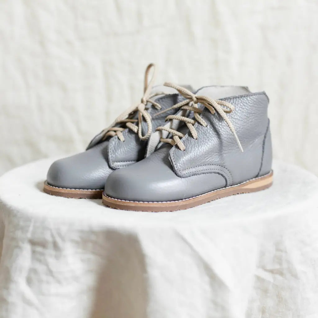 milo leather boot in color heron