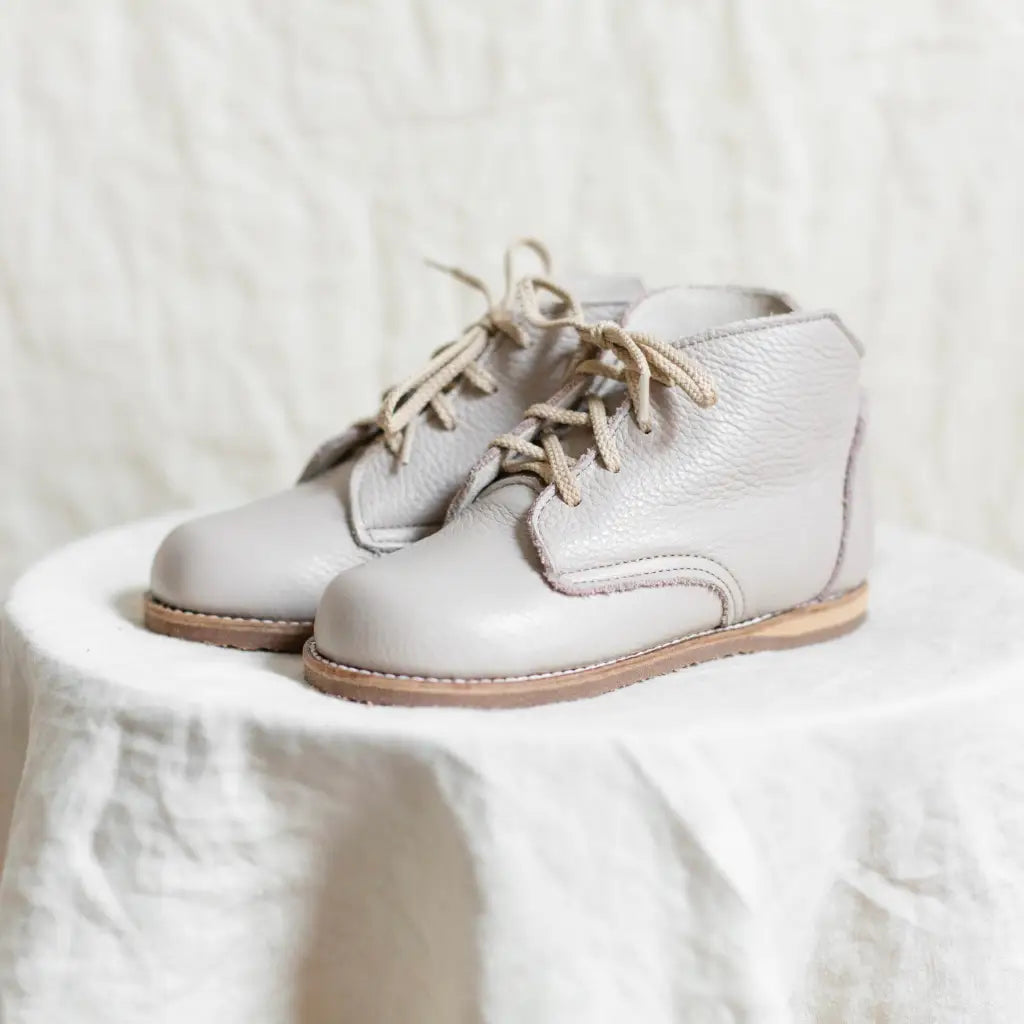 milo leather boot in color sand