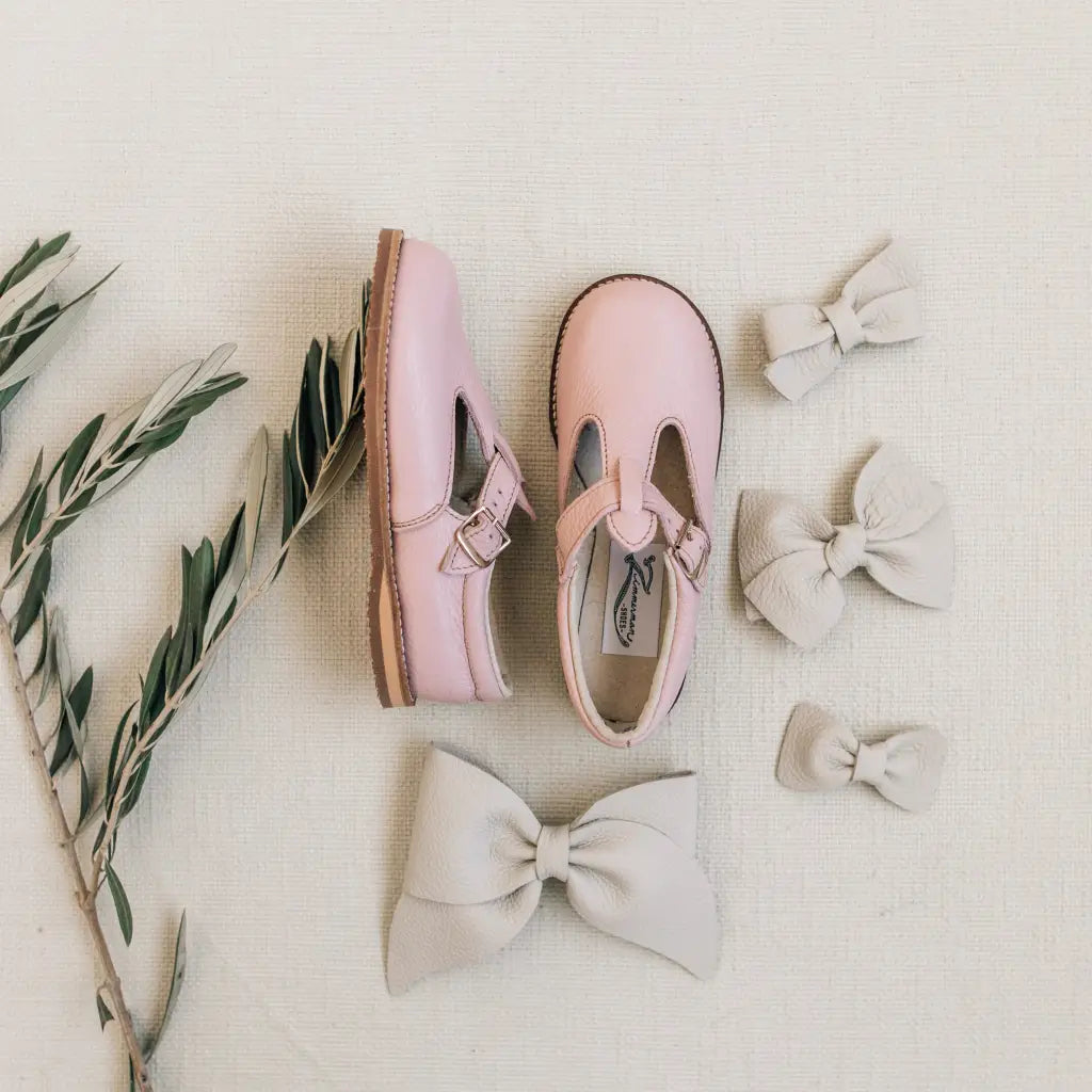 leather shoes in color peony featured with leather bows featured in color fog